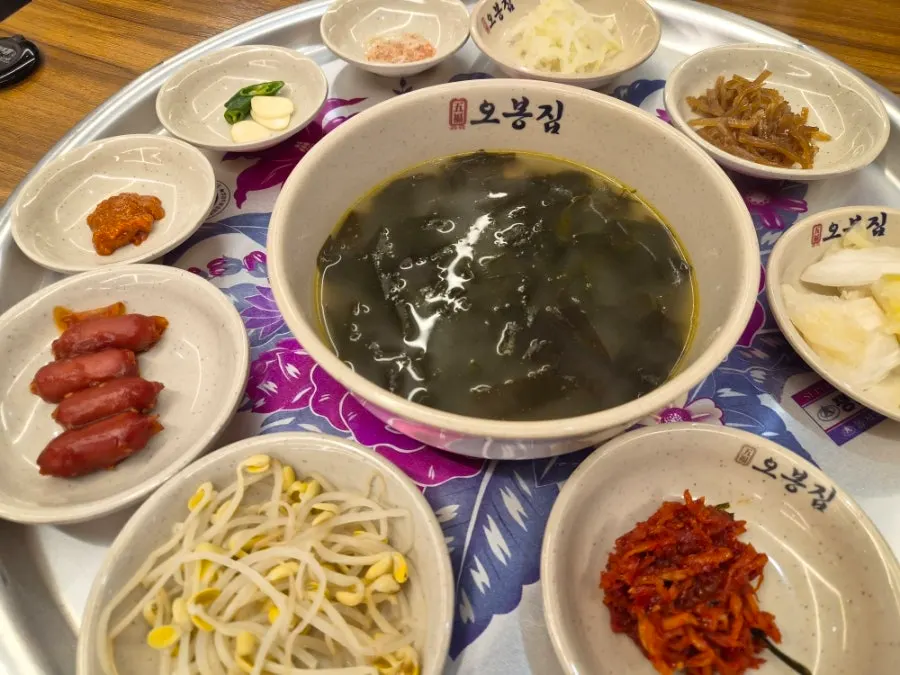 Set menu laid out on the table at Obongjip Samseong Branch