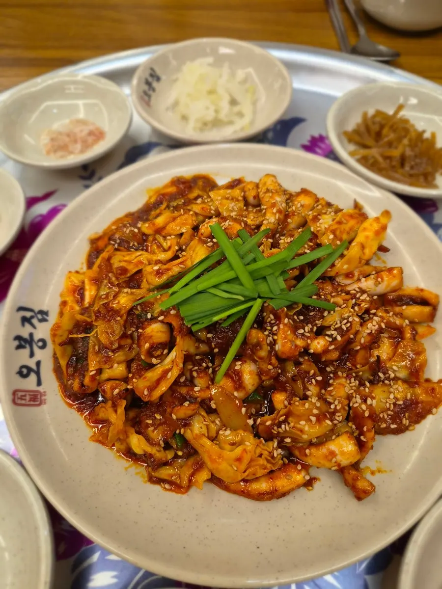 Warm seaweed soup included at Obongjip Samseong Branch