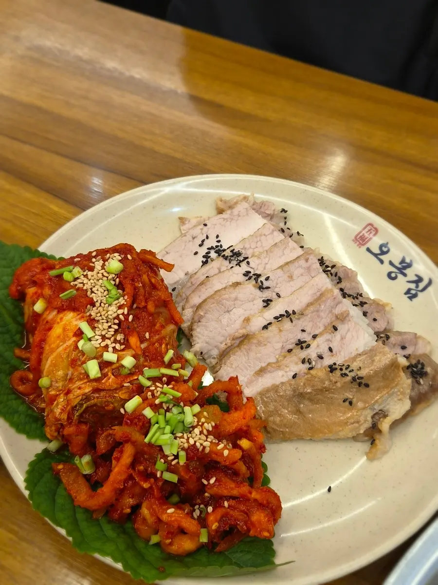Plate of side dishes at Obongjip Samseong Branch