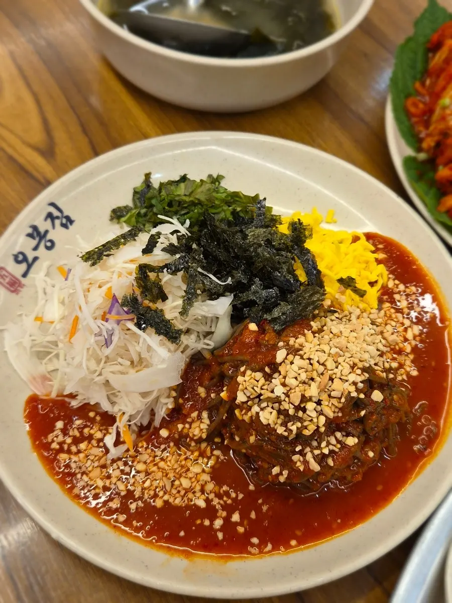 Table with side dishes and seaweed soup at Obongjip Samseong Branch