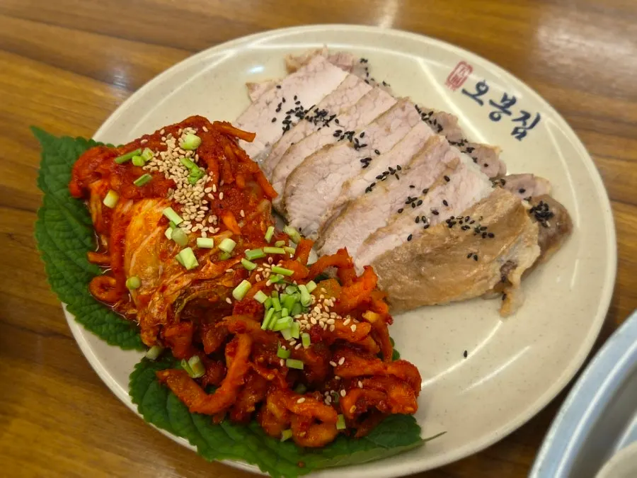 View of the seating and tables at Obongjip Samseong Branch