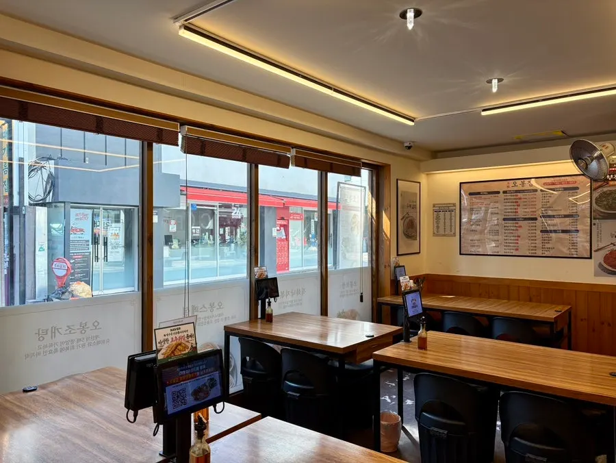 Dining hall of Obongjip Samseong Branch with window-side seating