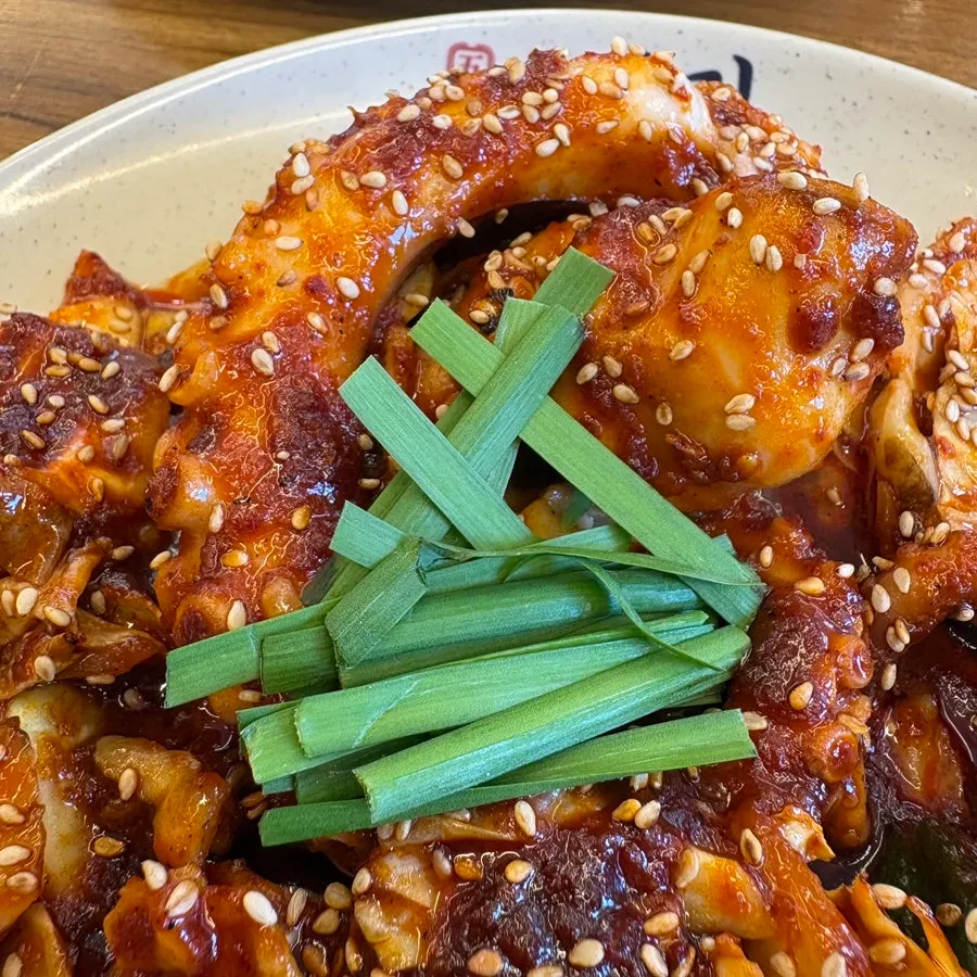 Fire-grilled octopus stir-fry with plump octopus pieces