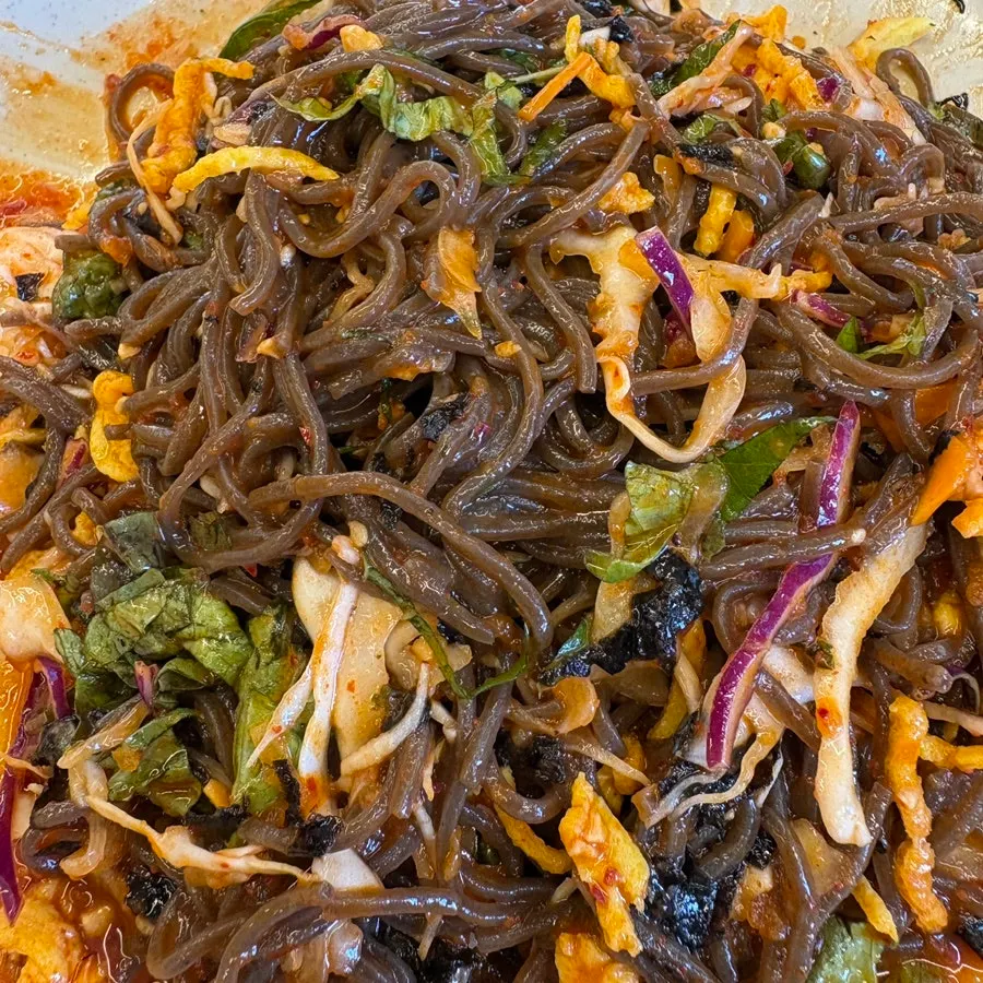 Makguksu noodles wrapped in bossam