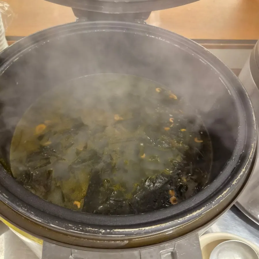 Self-serve seaweed soup at Obongjip Samseong Branch