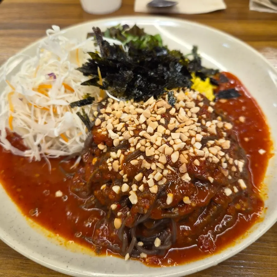 A bowl of makguksu noodles from the Obongjip Special