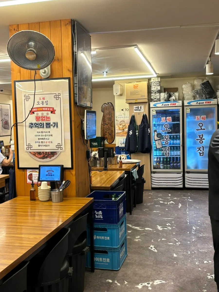 Spacious, clean interior of Obongjip Samseong Branch