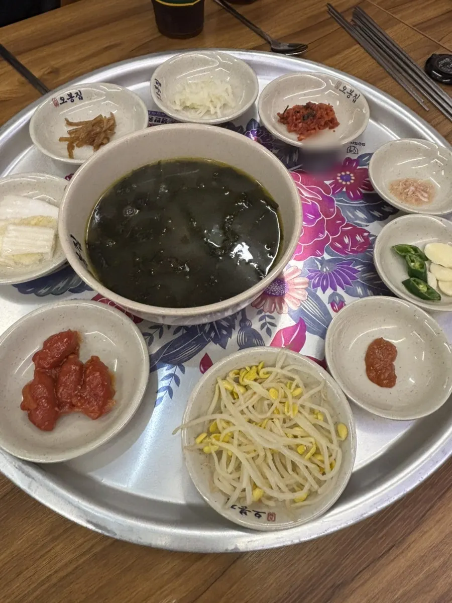 Basic side dish spread including seaweed soup at Obongjip Samseong Branch