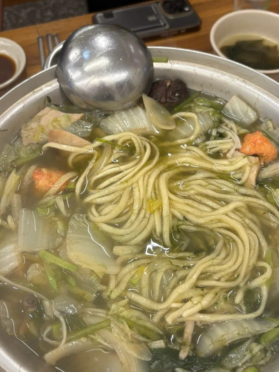 Kalguksu noodles cooked in the yeonpotang broth