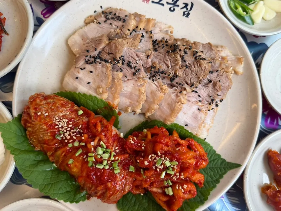Table filled with the Obongjip Special main dishes