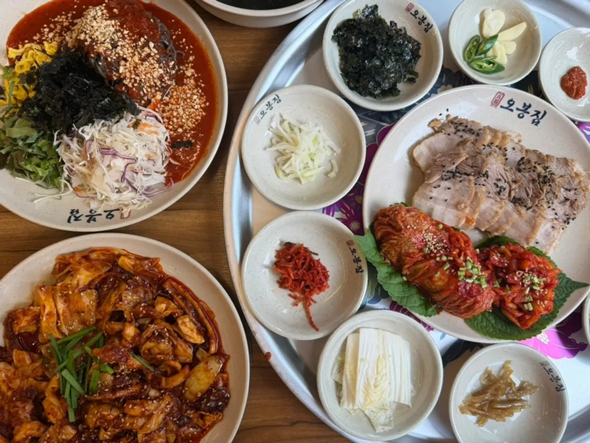 Fire-grilled octopus stir-fry paired with jaengban makguksu