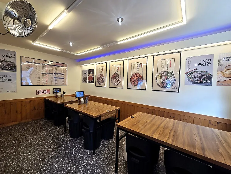 Tempat duduk dengan meja lebar di restoran
