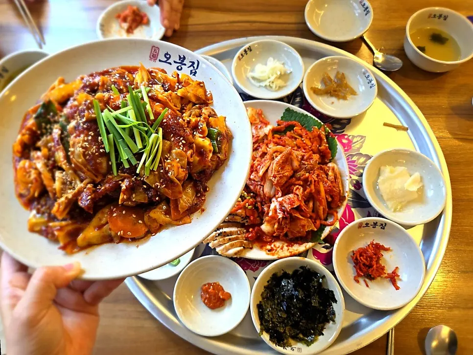 Obongjip Special yang terdiri daripada nakji bokkeum, bossam dan makguksu