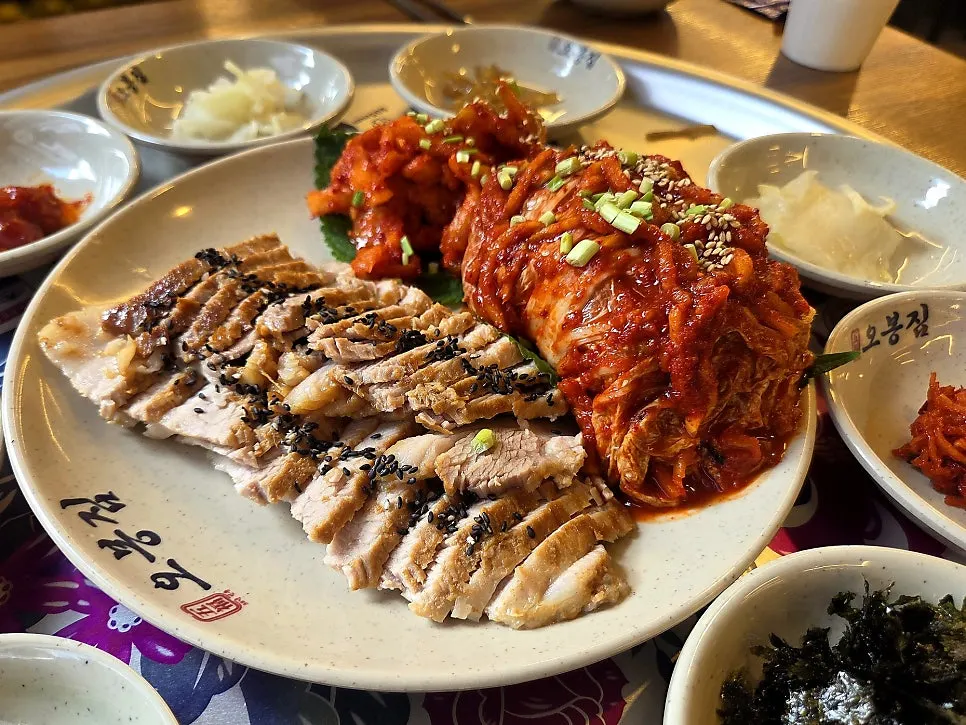 Gabbisal bossam dengan bossam kimchi dan lobak kering