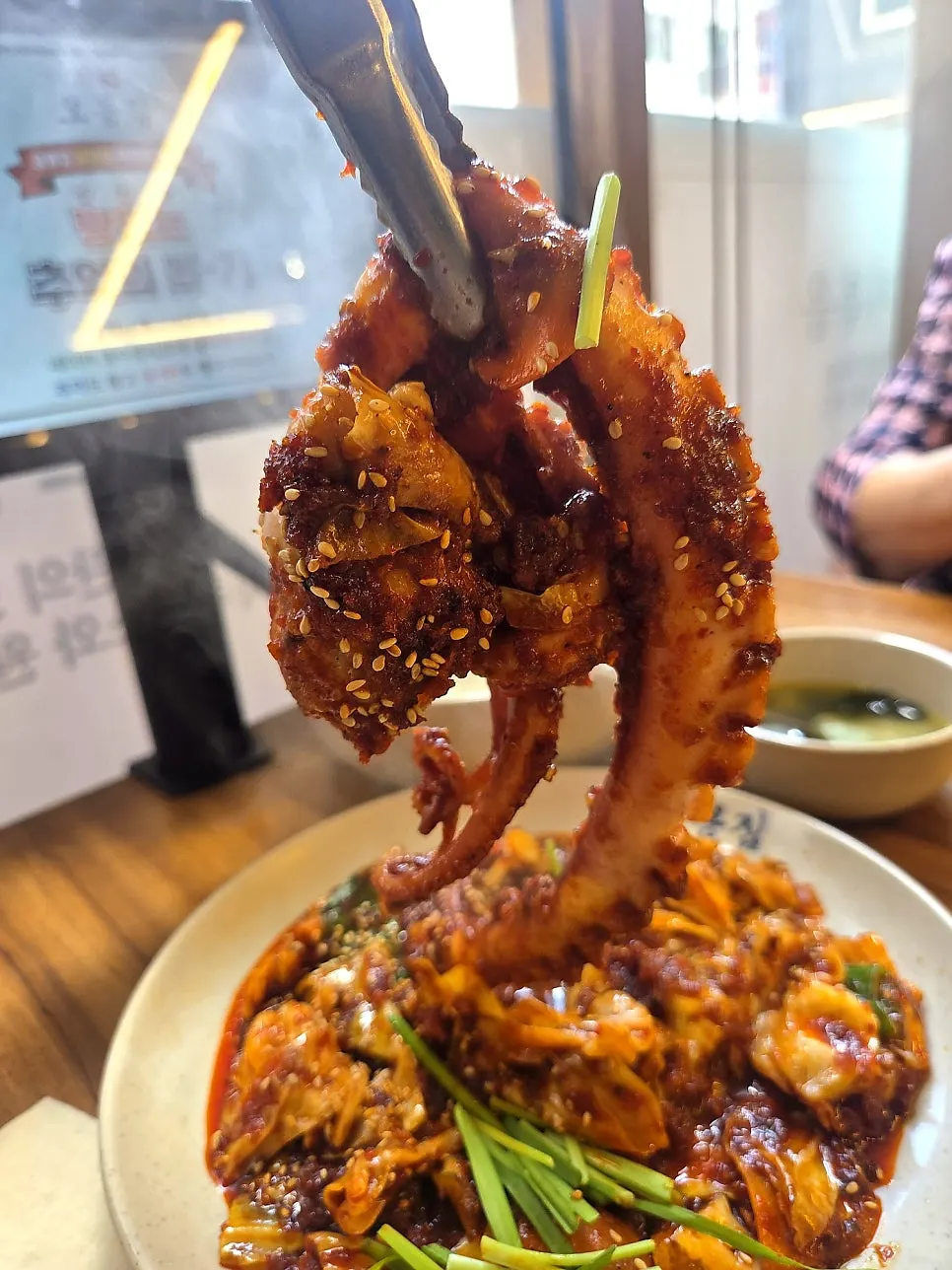 Nakji bokkeum bakar api dengan gurita yang gebu