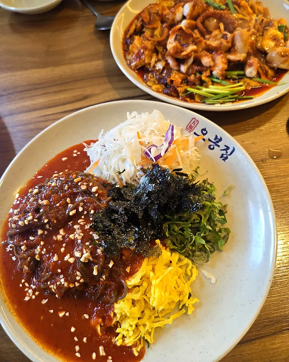 Gambar dekat nakji bokkeum berperisa pedas manis
