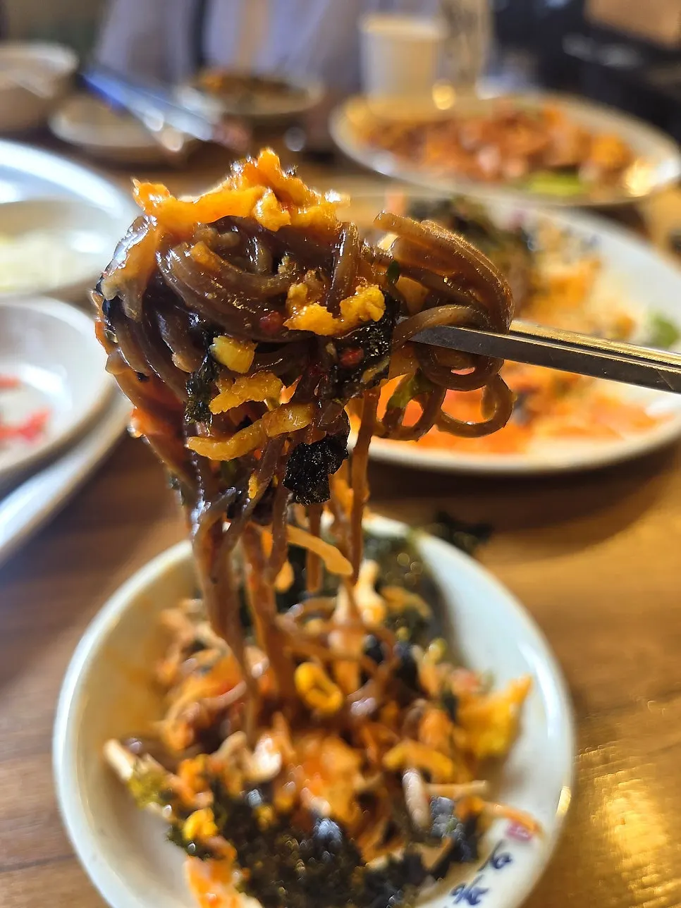 Makguksu yang disajikan bersama Obongjip Special