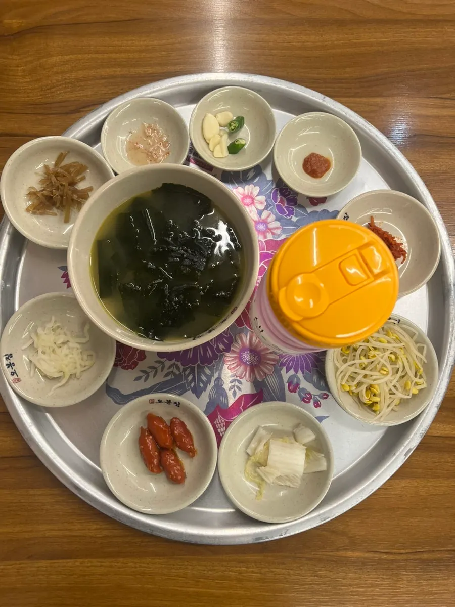 Full table setting of the Nakji Obongjip Special
