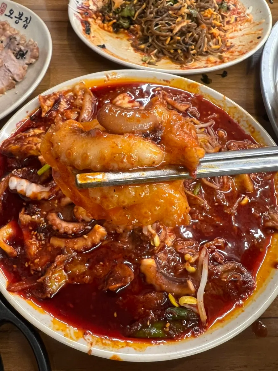 Table setup of the octopus special at Obongjip Samseong Branch