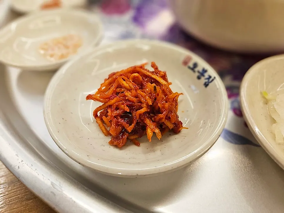 쟁반에 담겨 나온 오봉집 상차림
