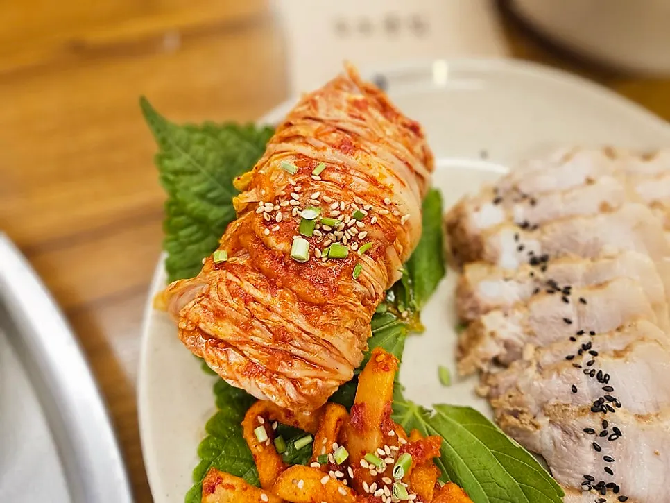 얇게 썰린 오봉집 보쌈 수육 접시