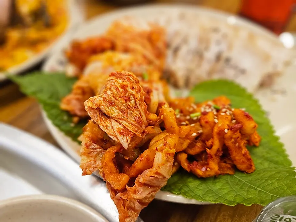 돌돌 말아 나온 보쌈김치와 무김치