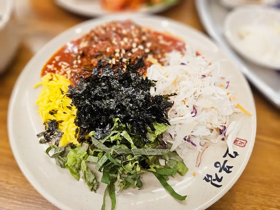 보쌈에 김치를 올려 싸 먹는 모습