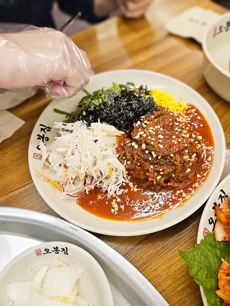 밑반찬과 함께 곁들인 보쌈 한 점