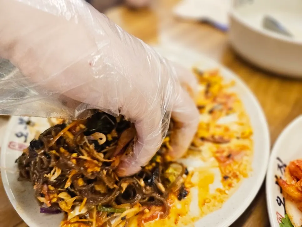 보쌈과 밑반찬이 놓인 테이블