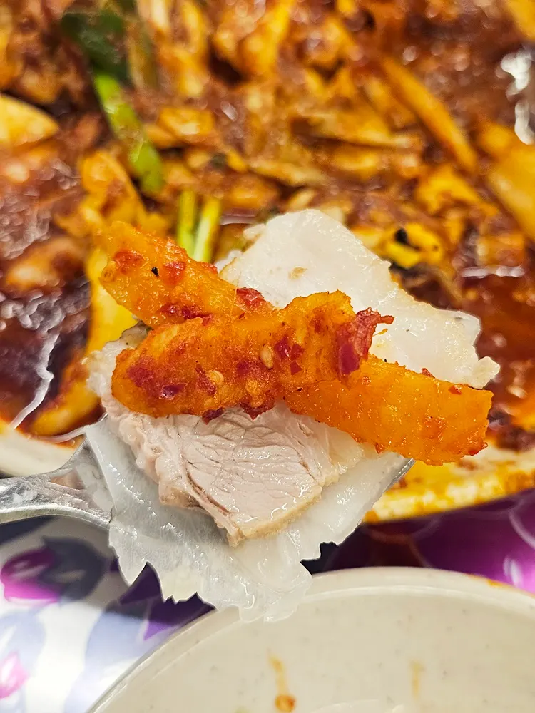야채 가득한 쟁반막국수 클로즈업