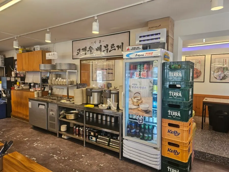 원목 테이블이 놓인 오봉집 삼성점 내부