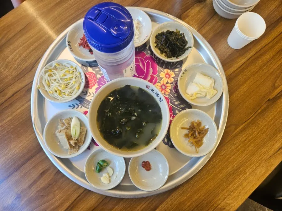 콩나물과 백김치 등 밑반찬 클로즈업