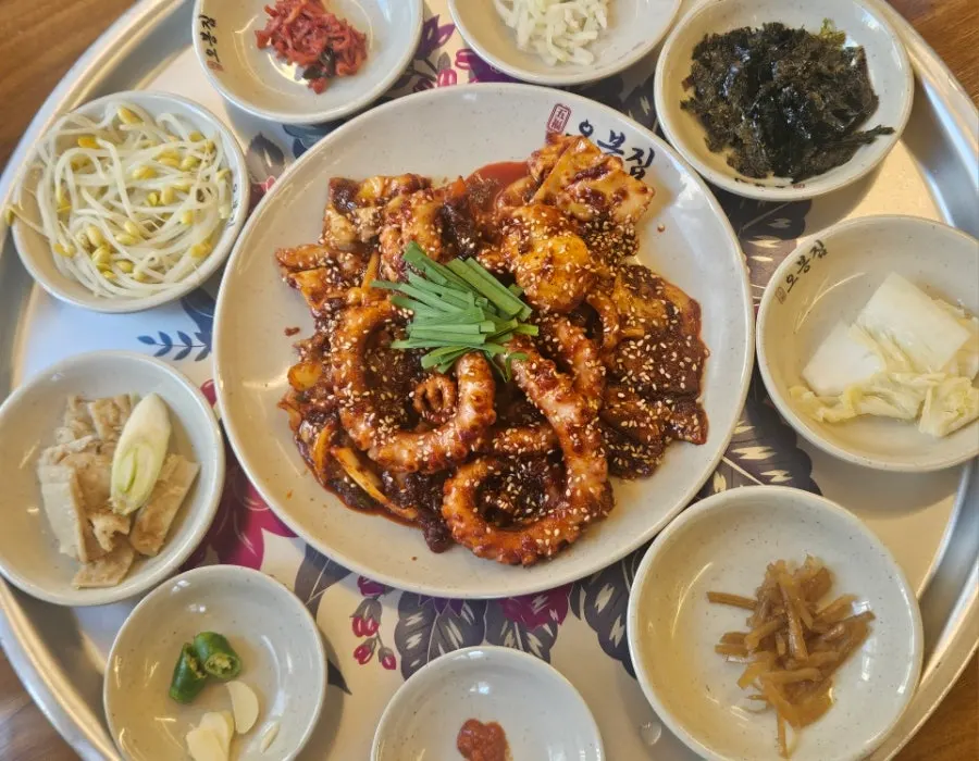 참깨 뿌린 직화낙지볶음 한 판
