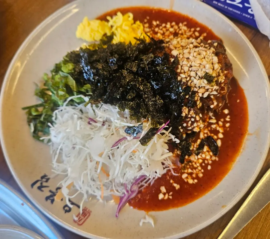 채소와 계란지단을 올린 쟁반막국수