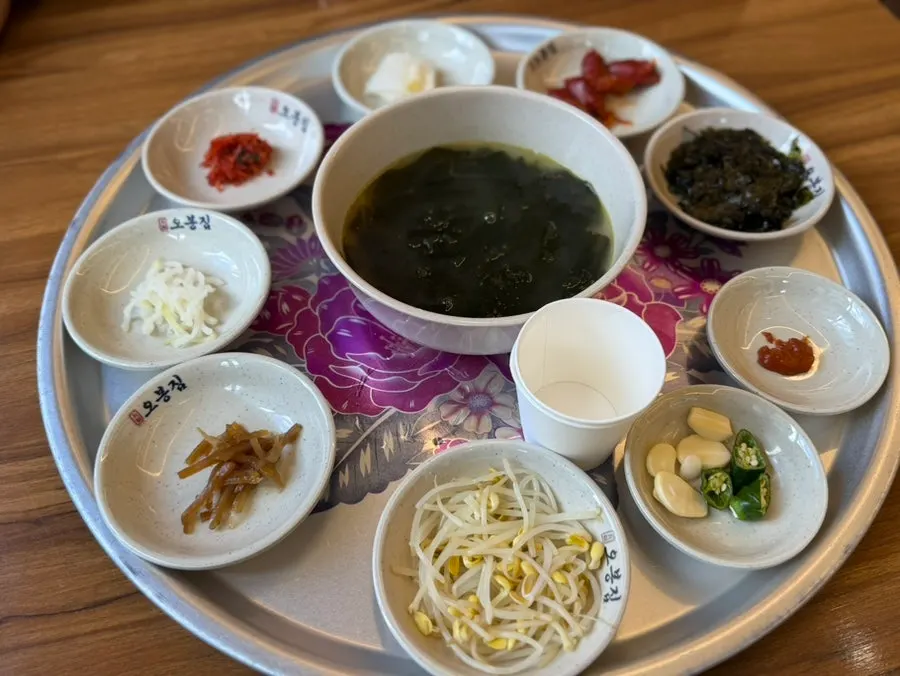 푸짐하게 깔린 오봉집 기본 반찬 세팅