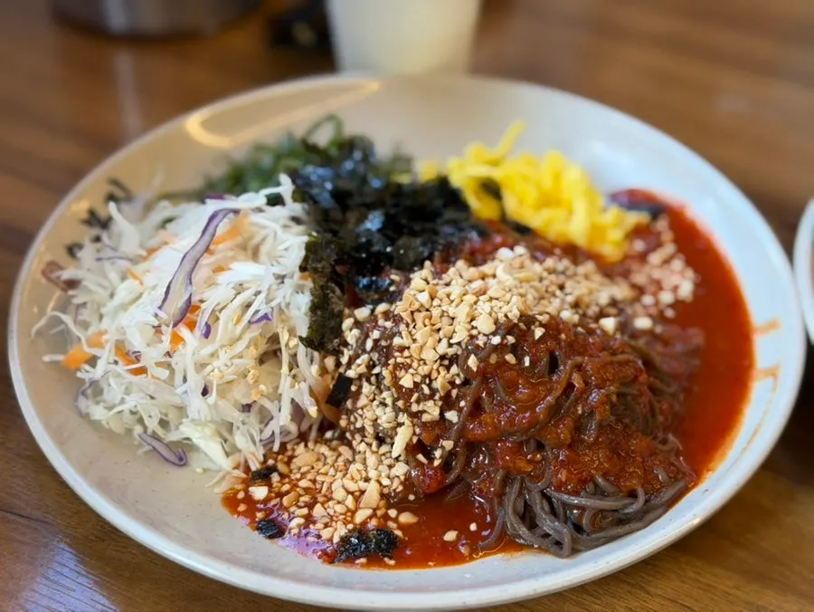 테이블에 차려진 오봉스페셜 전체 상차림