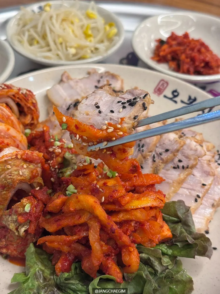 보쌈김치를 올린 가브리살 보쌈 한 점