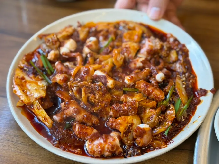 통통하게 썰린 낙지와 매콤한 양념