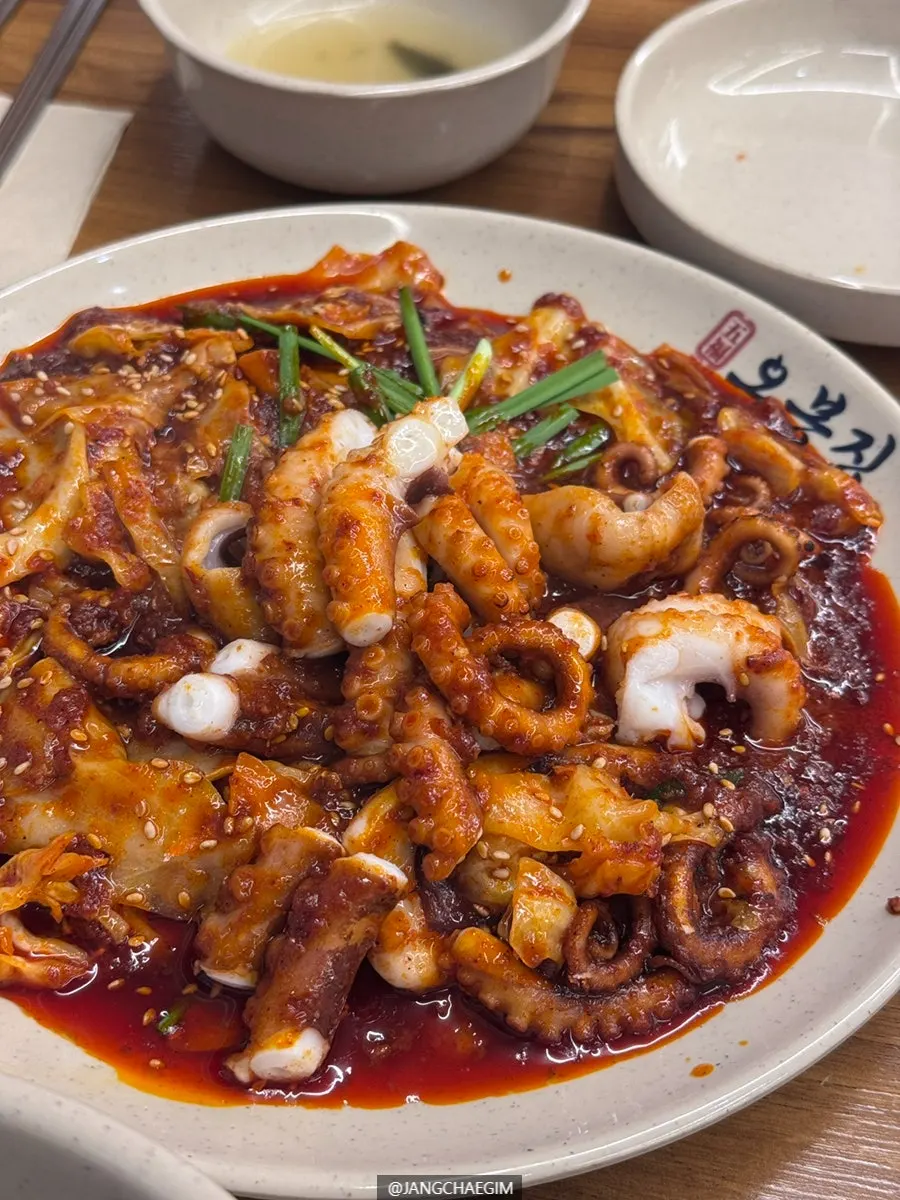 매콤한 직화낙지볶음 한 젓가락