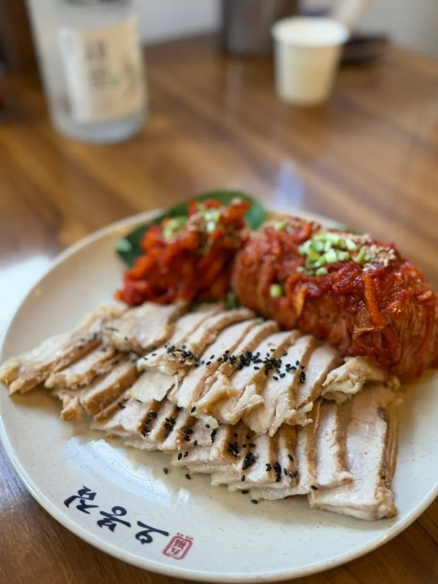 쌈장과 새우젓을 곁들인 보쌈 한 점