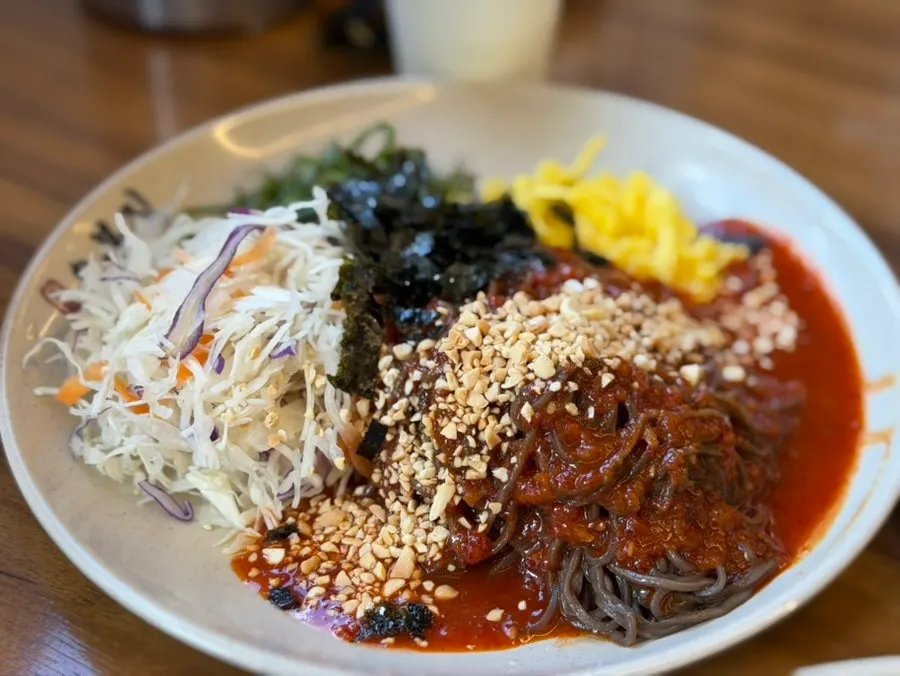 새콤달콤한 쟁반막국수