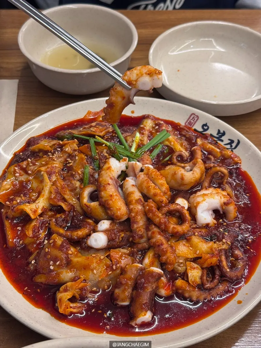 보쌈과 낙지볶음이 함께 놓인 상차림