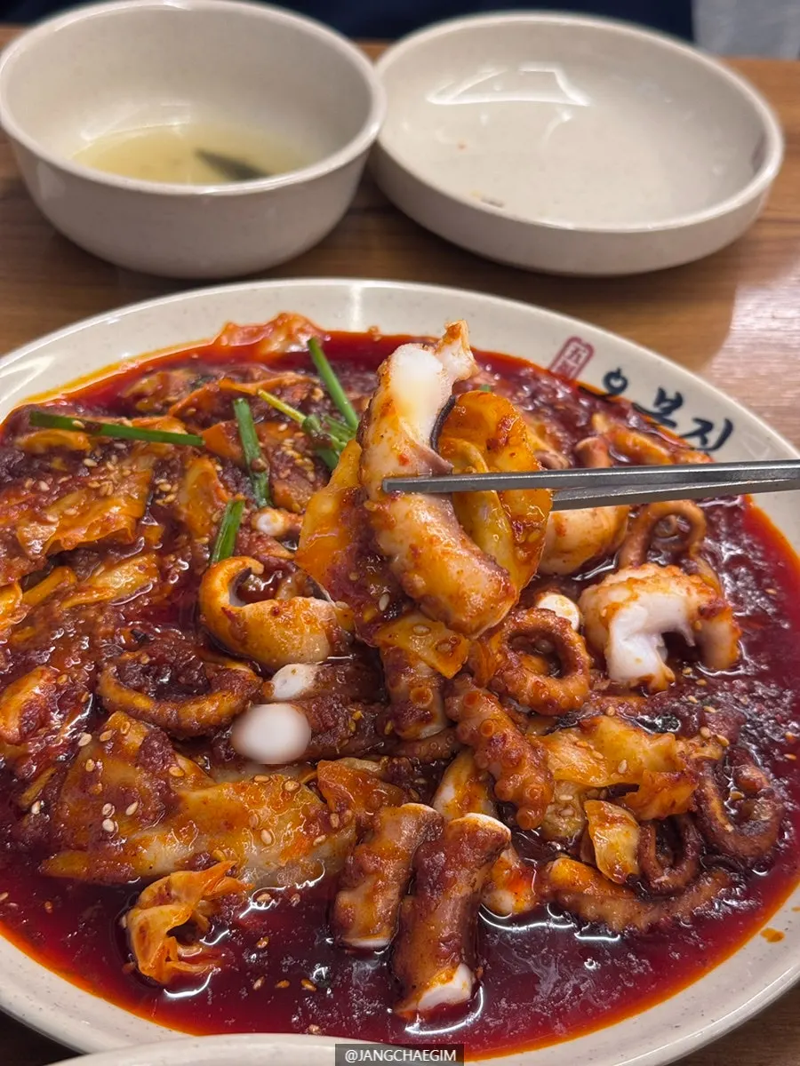 탱글한 낙지 식감이 보이는 낙지볶음