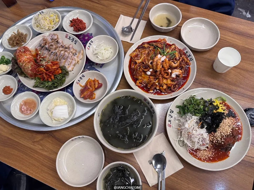 반찬과 미역국까지 차려진 오봉 차림상