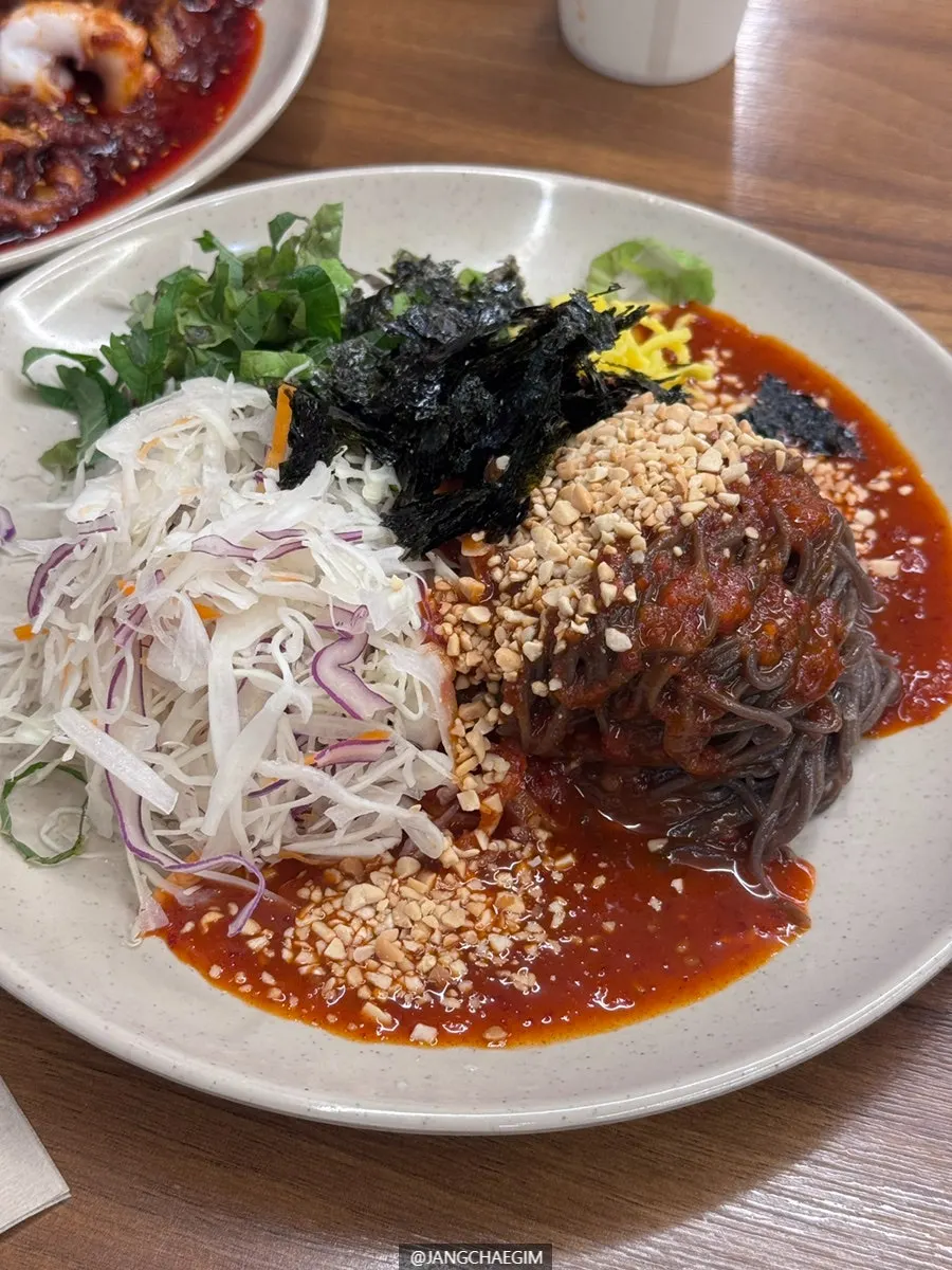 야채와 땅콩가루, 계란지단을 올린 쟁반막국수