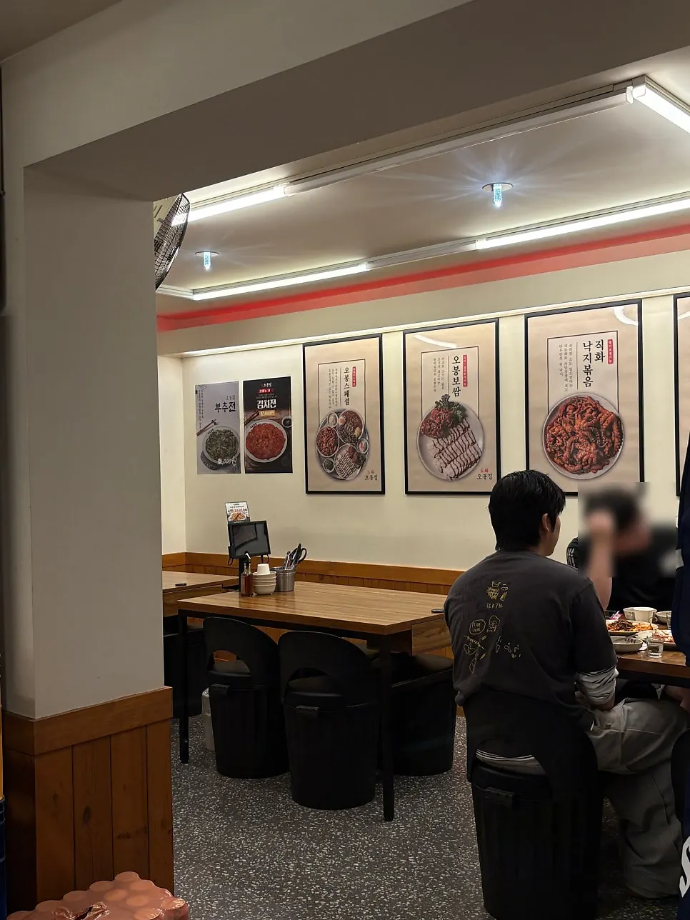 Table seating at Obongjip Samseong Branch