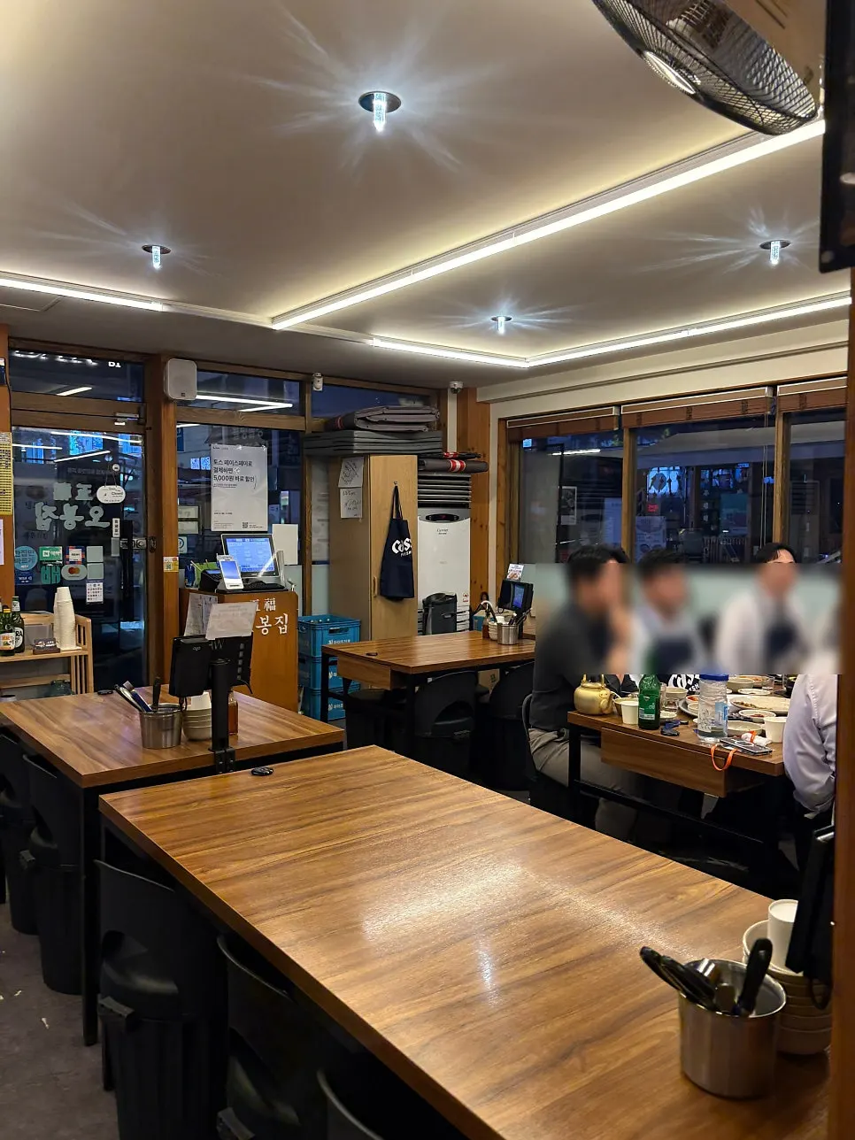 Interior aisle and seating at Obongjip Samseong Branch