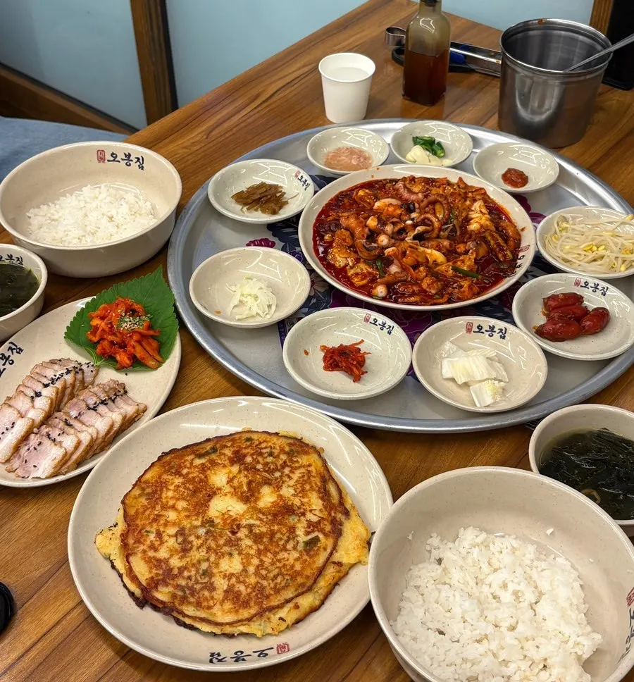 A full table spread at Obongjip