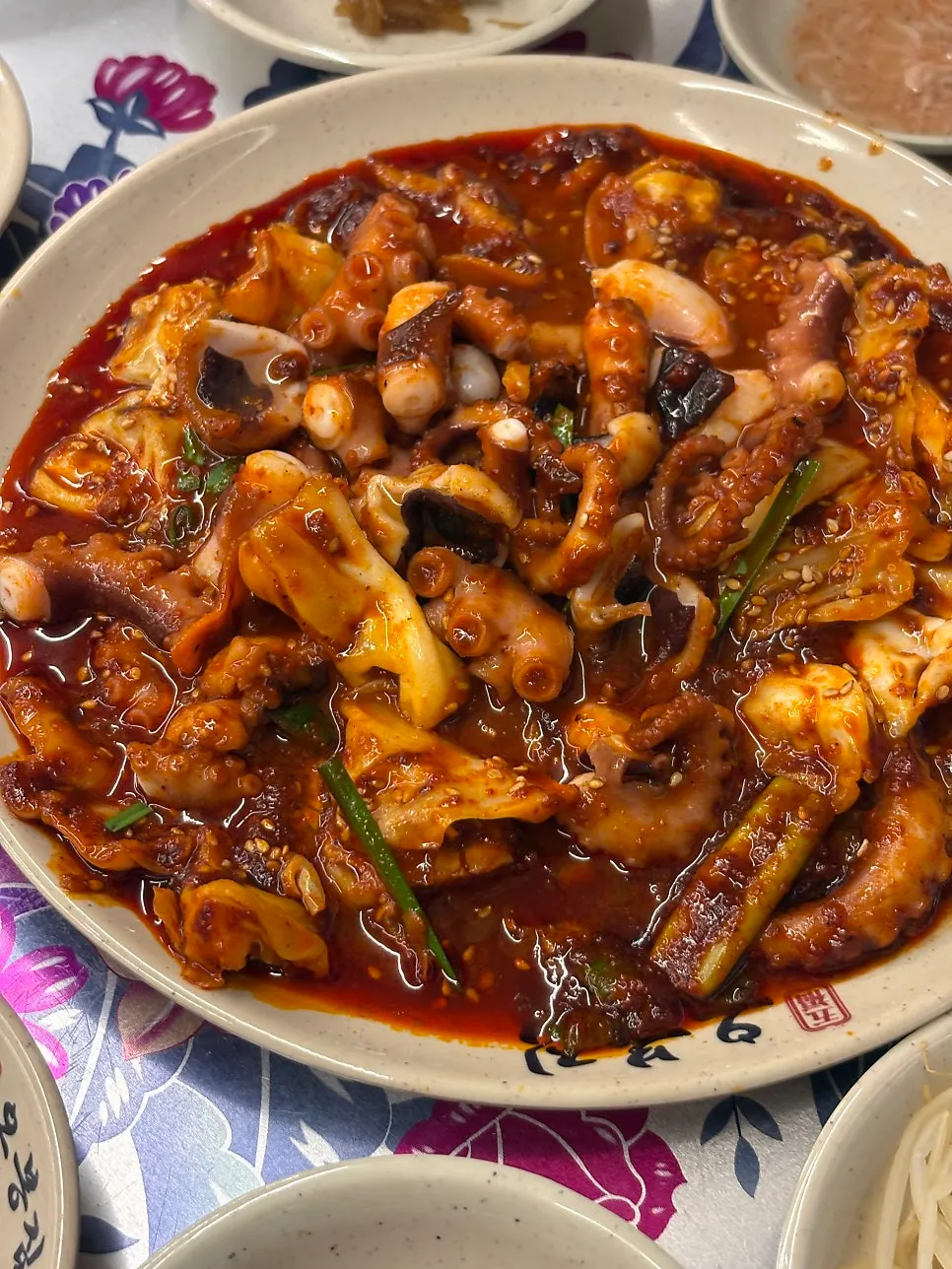 Cutting the grilled octopus stir-fry with scissors