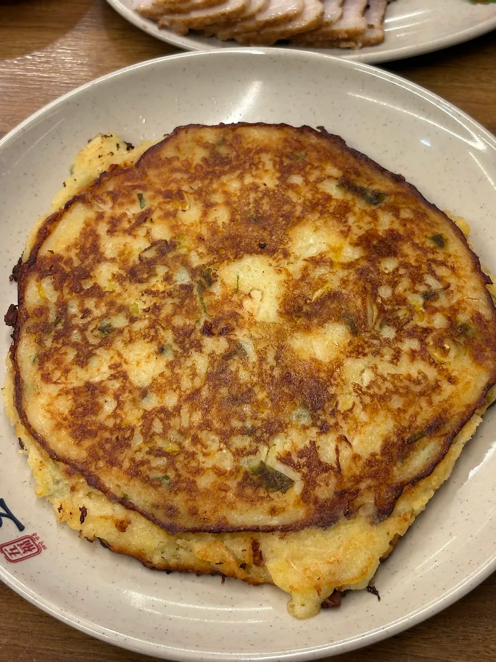 Bossam eaten with salted shrimp